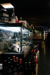 Theke mit Weinen und Feinkost